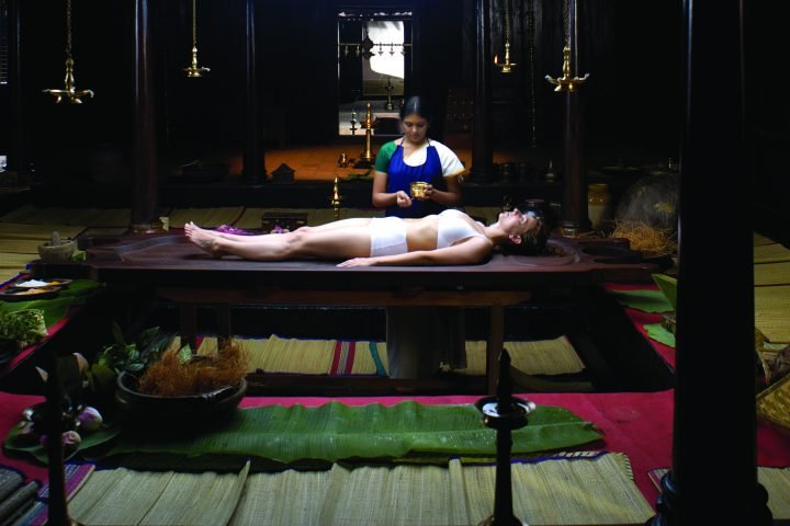 https://www.itoozhiayurveda.in/wp-content/uploads/2016/03/Massage-in-ayurveda.jpg